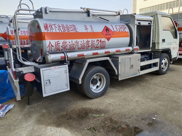 成龍威福田小卡藍(lán)牌油罐車(chē)